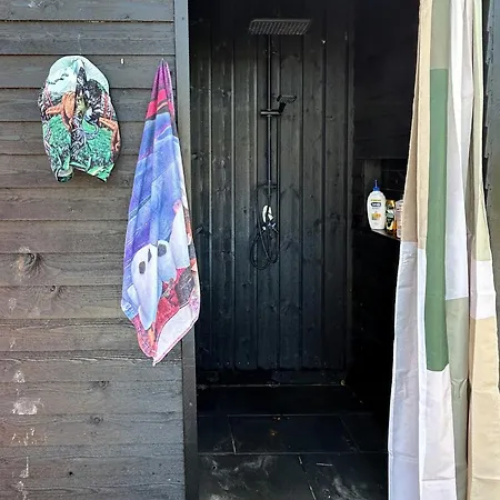 New 30 Meters From The * Κόλντινγκ